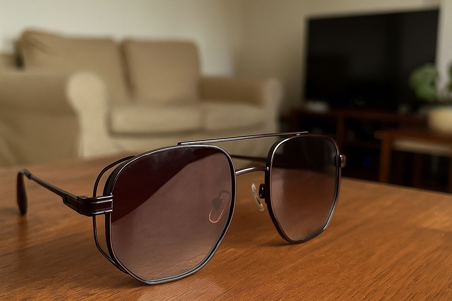  Meeran Polo sunglasses with black gradient lenses and a black frame, featuring UV and polarized protection.